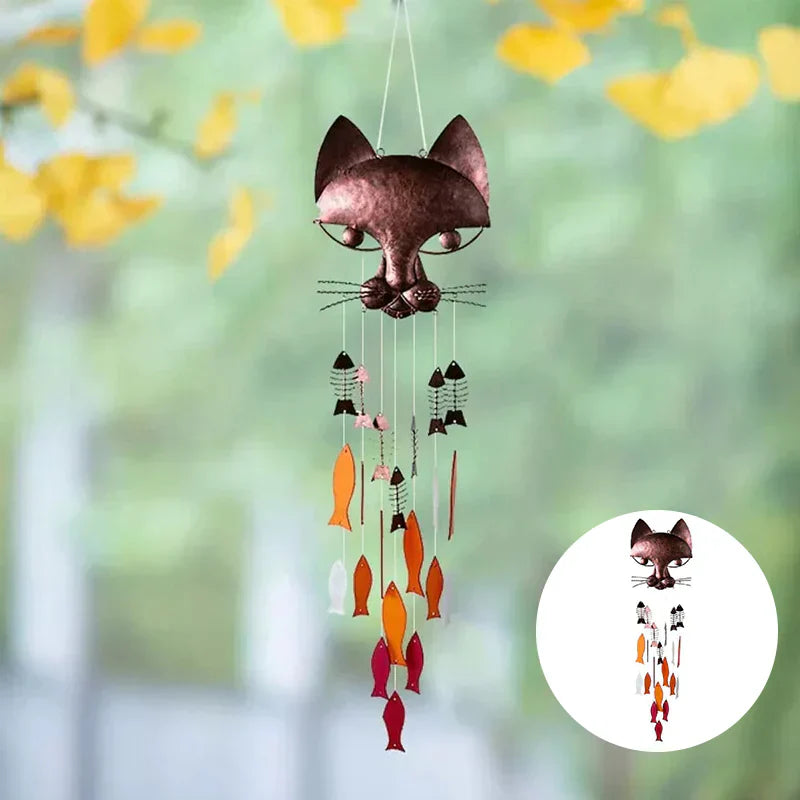 "Metallisk vindspel med katt och fiskdesign, detaljrikt konstverk för trädgård eller terrass. Vattentålig och elegant."