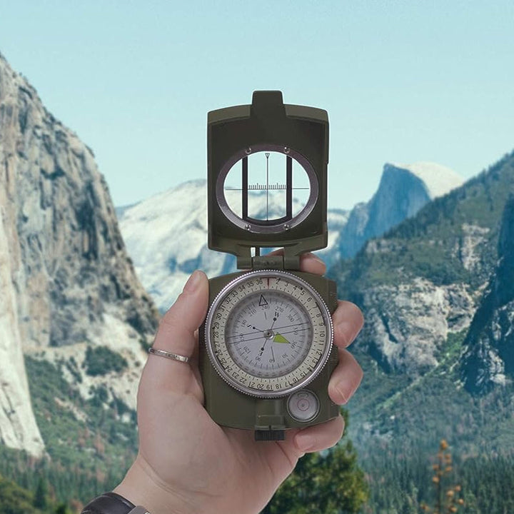 "Militärgrön kompass i metall med klinometer, idealisk för outdoor-aktiviteter, med bubbelnivå och lysande skiva."