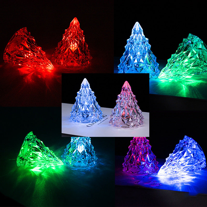 "Mini LED Kristal Julgran Nattlampa i glas, lyser i varma färger, juldekor perfekt för mysig hemmabelysning."