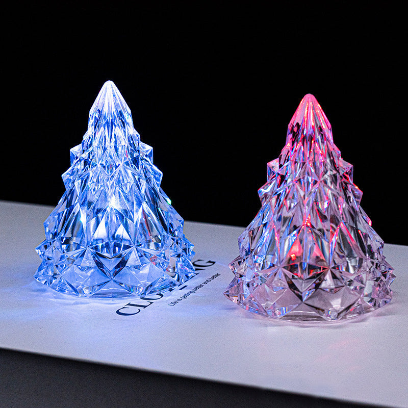 "Mini LED Kristal Julgran Nattlampa i glas, lyser i varma färger, juldekor perfekt för mysig hemmabelysning."