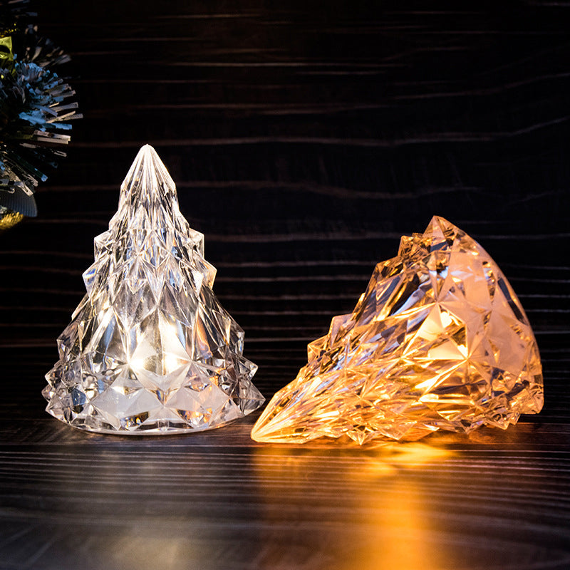 "Mini LED Kristal Julgran Nattlampa i glas, lyser i varma färger, juldekor perfekt för mysig hemmabelysning."