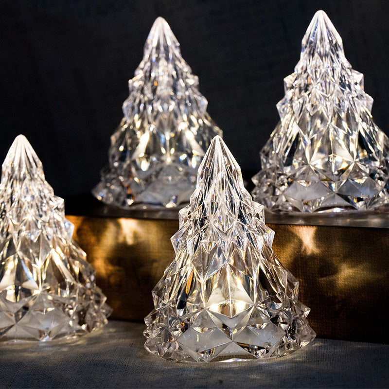 "Mini LED Kristal Julgran Nattlampa i glas, lyser i varma färger, juldekor perfekt för mysig hemmabelysning."