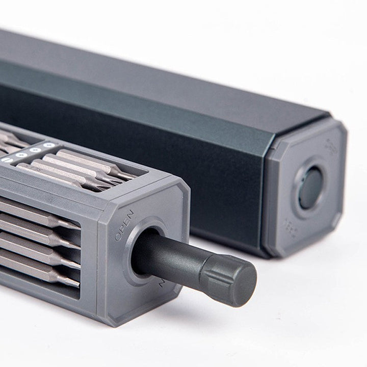 "Mini Skruvmejselsats med elektriska och manuella mejslar i metall, magnetiskt fodral och LED-belysning, perfekt för precisio