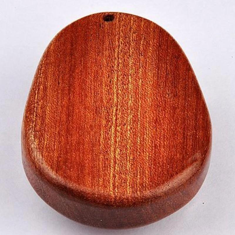 "Mini tumpiano i trä och kristall med graverade nycklar. Perfekt för musikälskare i alla åldrar, kompakt och elegant."