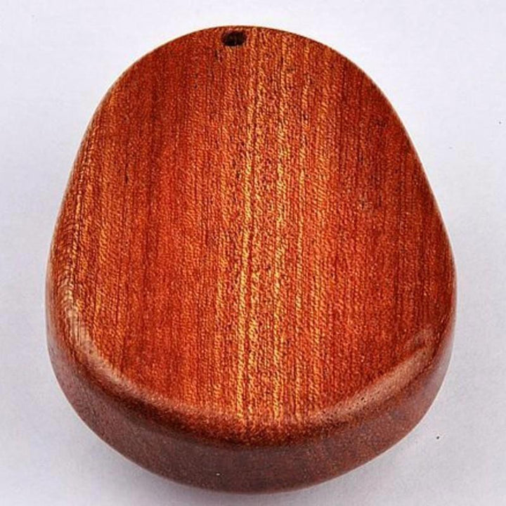 "Mini tumpiano i trä och kristall med graverade nycklar. Perfekt för musikälskare i alla åldrar, kompakt och elegant."