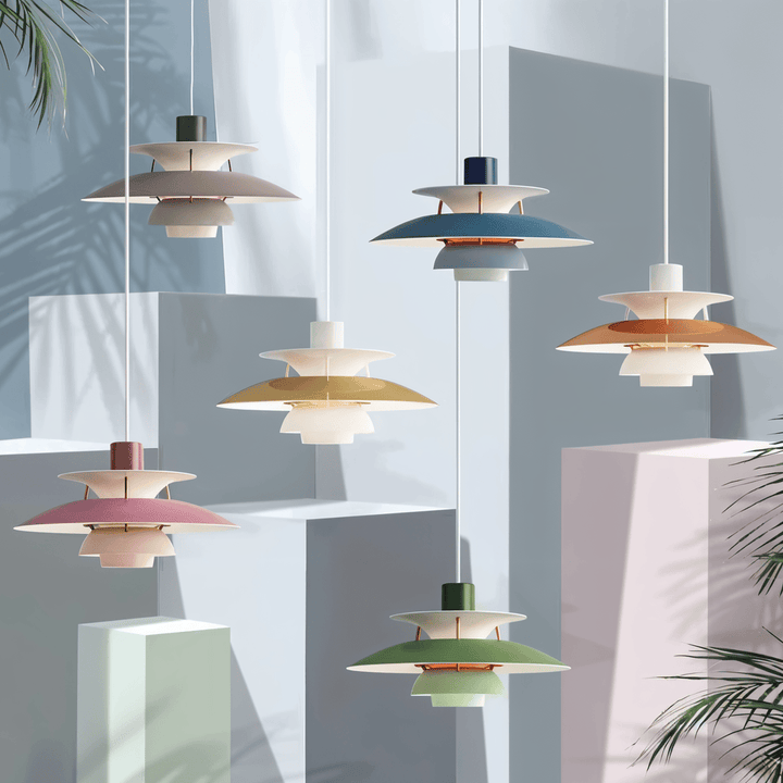 "Minimalistisk nordisk taklampa i metall, blått/grått, rund design, för elegant modern belysning i hemmet."