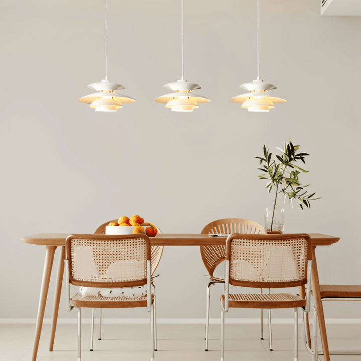 "Minimalistisk nordisk taklampa i metall, blått/grått, rund design, för elegant modern belysning i hemmet."