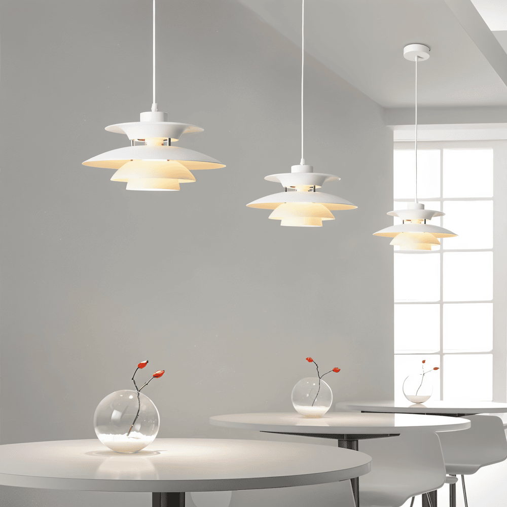 "Minimalistisk nordisk taklampa i metall, blått/grått, rund design, för elegant modern belysning i hemmet."