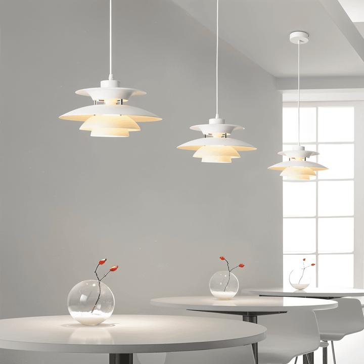 "Minimalistisk nordisk taklampa i metall, blått/grått, rund design, för elegant modern belysning i hemmet."
