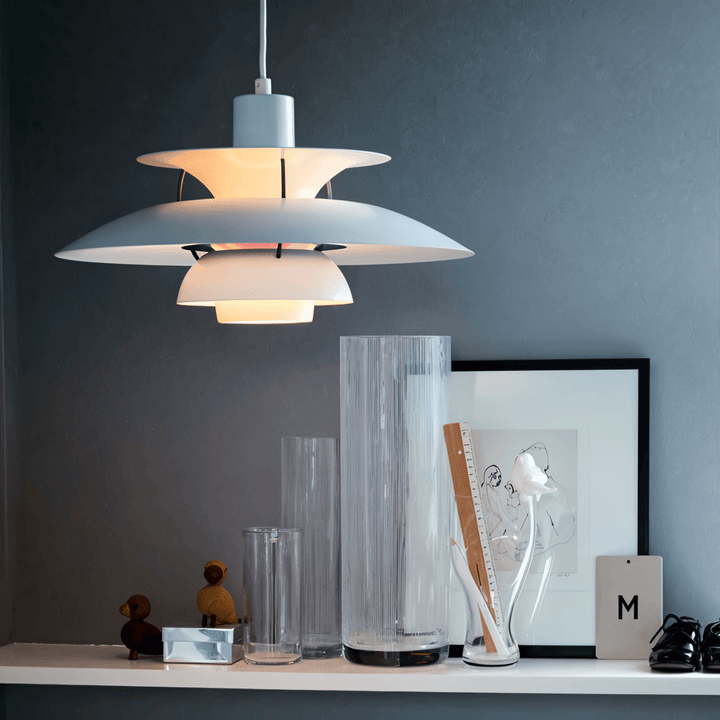 "Minimalistisk nordisk taklampa i metall, blått/grått, rund design, för elegant modern belysning i hemmet."