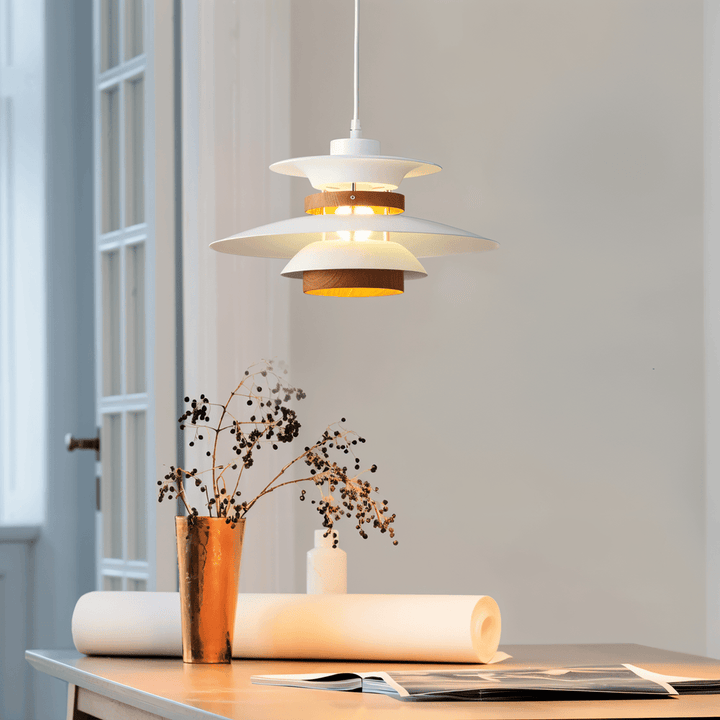 "Minimalistisk nordisk taklampa i metall, blått/grått, rund design, för elegant modern belysning i hemmet."