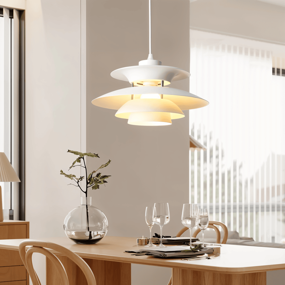 "Minimalistisk nordisk taklampa i metall, blått/grått, rund design, för elegant modern belysning i hemmet."