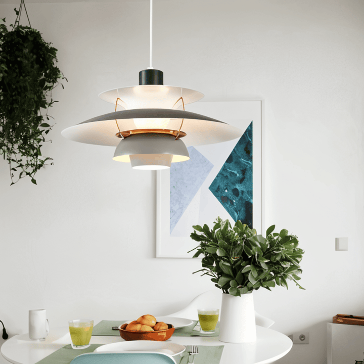"Minimalistisk nordisk taklampa i metall, blått/grått, rund design, för elegant modern belysning i hemmet."