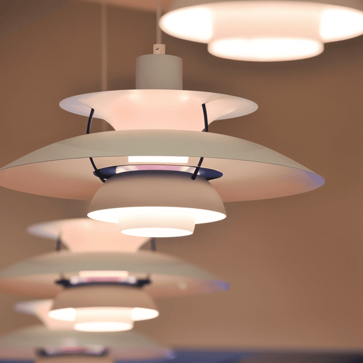 "Minimalistisk nordisk taklampa i metall, blått/grått, rund design, för elegant modern belysning i hemmet."