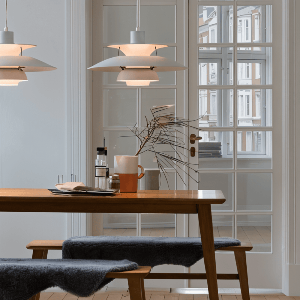 "Minimalistisk nordisk taklampa i metall, blått/grått, rund design, för elegant modern belysning i hemmet."