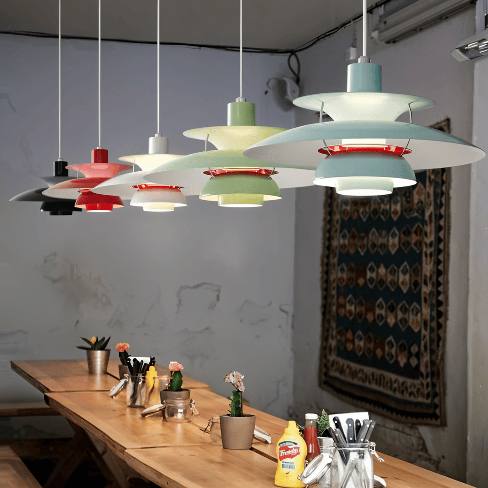 "Minimalistisk nordisk taklampa i metall, blått/grått, rund design, för elegant modern belysning i hemmet."