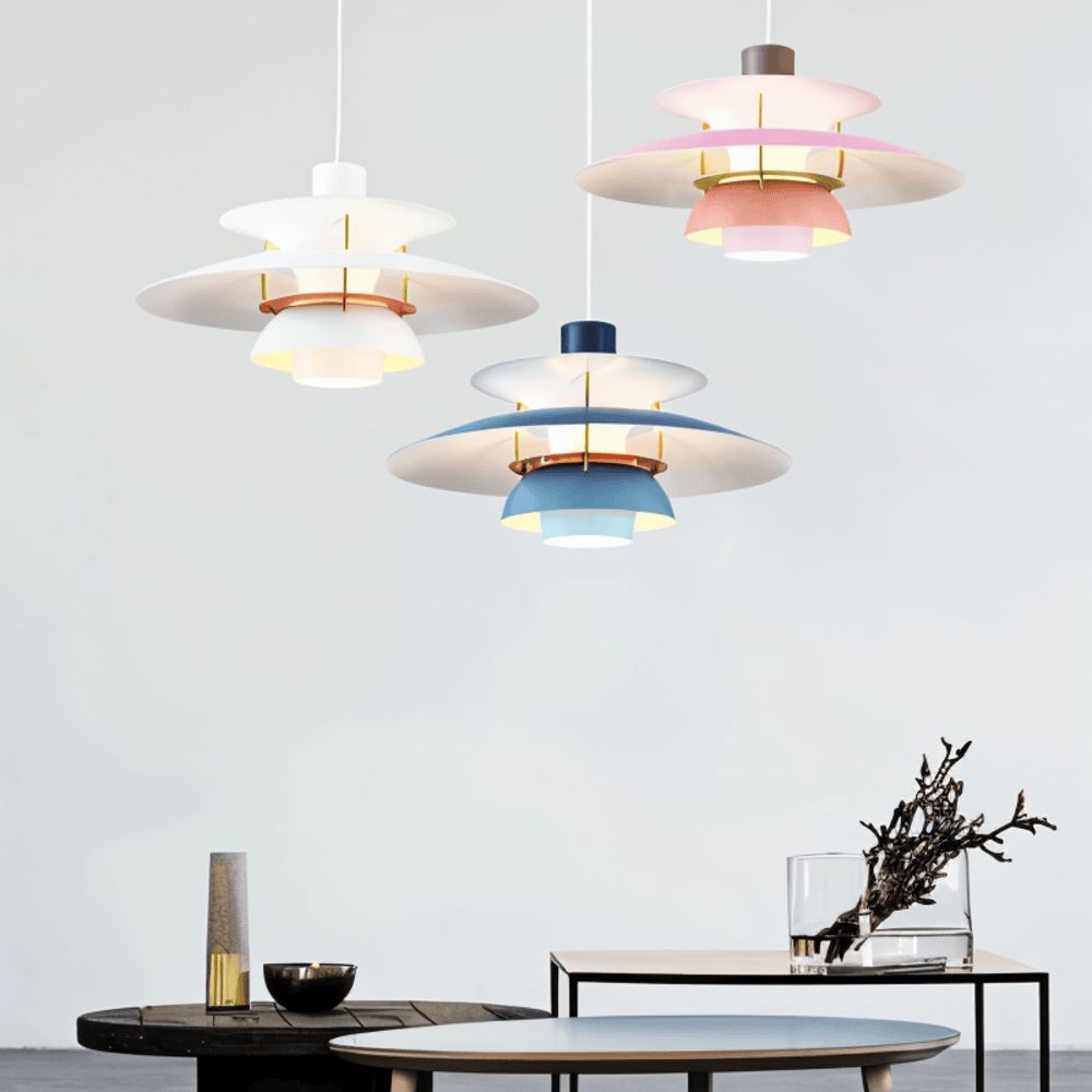 "Minimalistisk nordisk taklampa i metall, blått/grått, rund design, för elegant modern belysning i hemmet."
