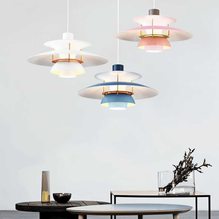 "Minimalistisk nordisk taklampa i metall, blått/grått, rund design, för elegant modern belysning i hemmet."