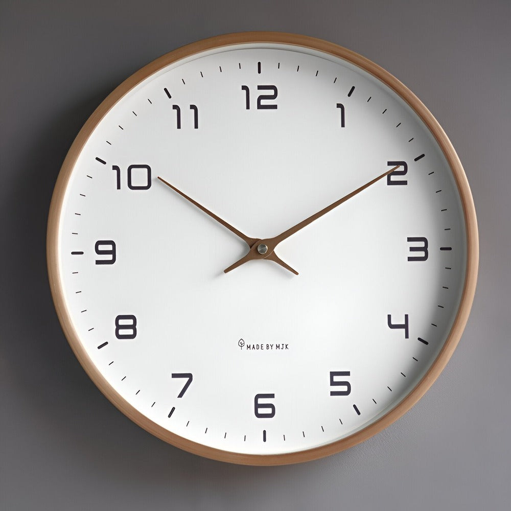 "Minimalistisk rund väggklocka i trä med nordisk design, tidlös estetik och neutral färg, för modernt hem."