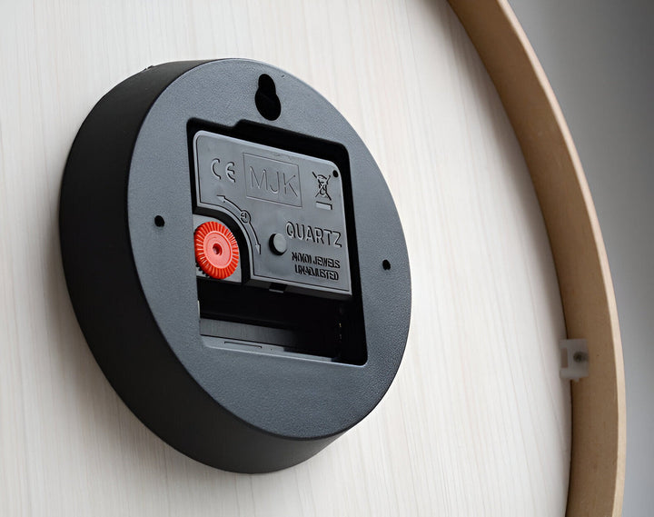 "Minimalistisk rund väggklocka i trä med nordisk design, tidlös estetik och neutral färg, för modernt hem."