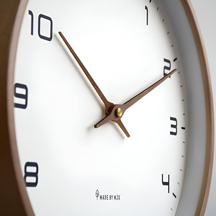 "Minimalistisk rund väggklocka i trä med nordisk design, tidlös estetik och neutral färg, för modernt hem."