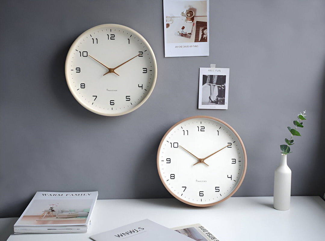 "Minimalistisk rund väggklocka i trä med nordisk design, tidlös estetik och neutral färg, för modernt hem."