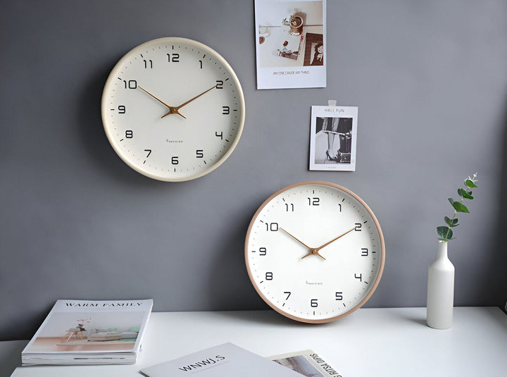"Minimalistisk rund väggklocka i trä med nordisk design, tidlös estetik och neutral färg, för modernt hem."