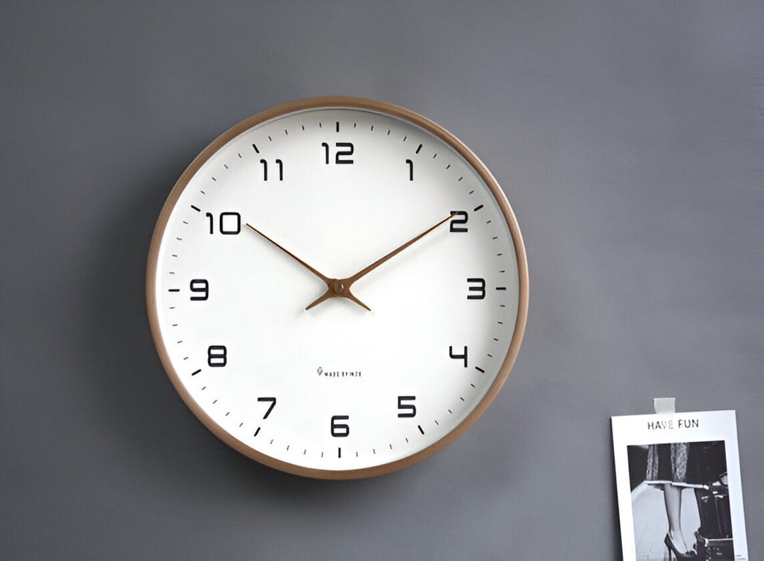 "Minimalistisk rund väggklocka i trä med nordisk design, tidlös estetik och neutral färg, för modernt hem."