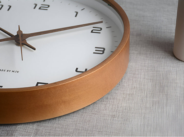 "Minimalistisk rund väggklocka i trä med nordisk design, tidlös estetik och neutral färg, för modernt hem."