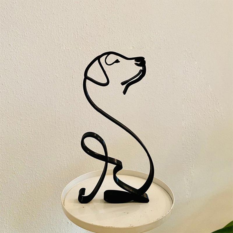 "Minimalistisk svart hunddekoration i metall som pryder väggen, perfekt för modern inredning och konstnärlig touch."