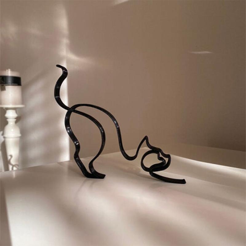 "Minimalistisk svart hunddekoration i metall som pryder väggen, perfekt för modern inredning och konstnärlig touch."