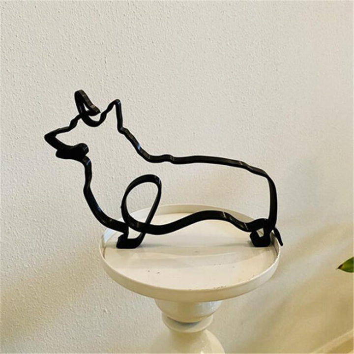 "Minimalistisk svart hunddekoration i metall som pryder väggen, perfekt för modern inredning och konstnärlig touch."