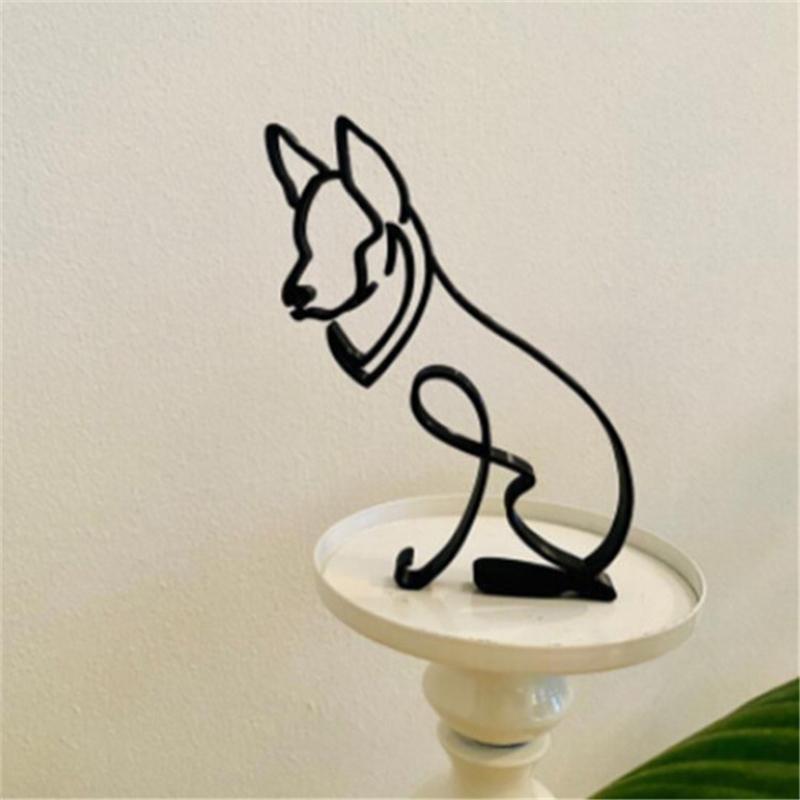 "Minimalistisk svart hunddekoration i metall som pryder väggen, perfekt för modern inredning och konstnärlig touch."