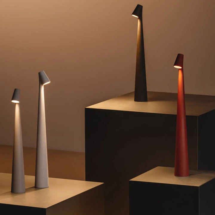 "Minimalistisk trådlös LED-bordslampa i aluminium, dimbar med touch, kompakt design för modern inredning."