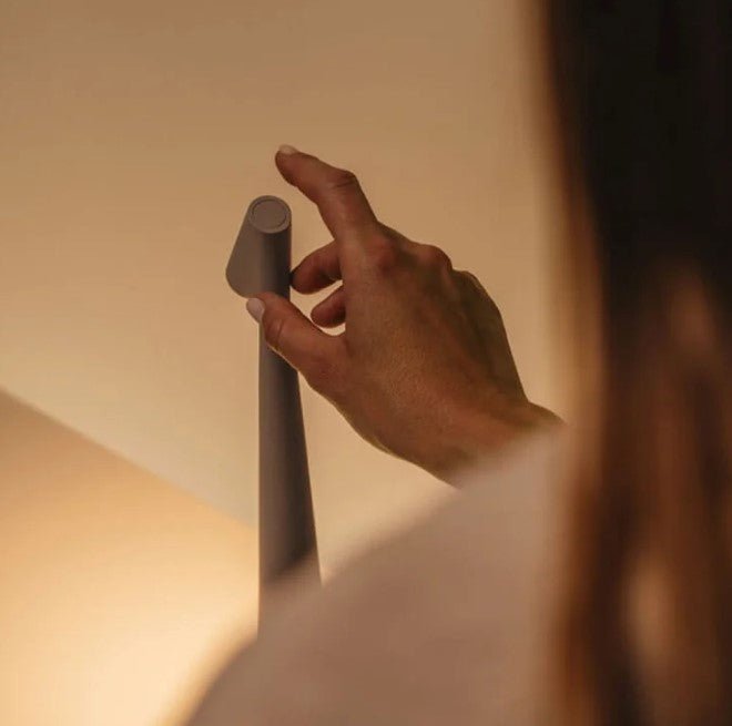 "Minimalistisk trådlös LED-bordslampa i aluminium, dimbar med touch, kompakt design för modern inredning."