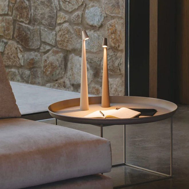 "Minimalistisk trådlös LED-bordslampa i aluminium, dimbar med touch, kompakt design för modern inredning."