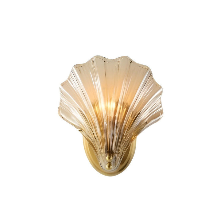 "Minimalistisk vägglampa med snäckskal och tryckknapp, eleganta mässings- och glasdetaljer, diameter 20 cm, höjd 22 cm."