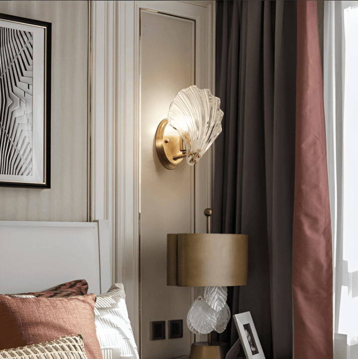 "Minimalistisk vägglampa med snäckskal och tryckknapp, eleganta mässings- och glasdetaljer, diameter 20 cm, höjd 22 cm."