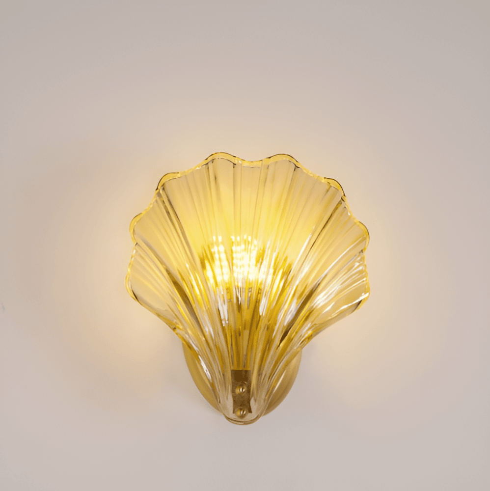 "Minimalistisk vägglampa med snäckskal och tryckknapp, eleganta mässings- och glasdetaljer, diameter 20 cm, höjd 22 cm."
