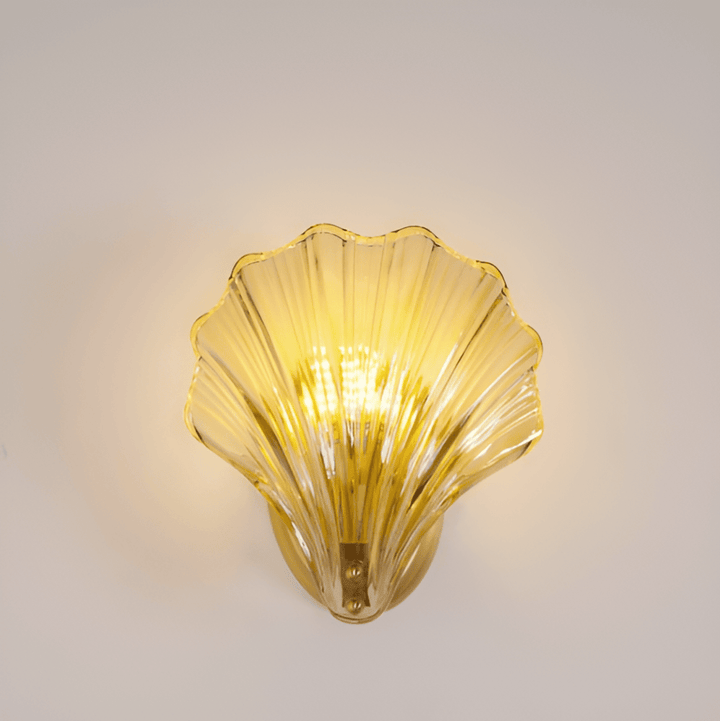 "Minimalistisk vägglampa med snäckskal och tryckknapp, eleganta mässings- och glasdetaljer, diameter 20 cm, höjd 22 cm."