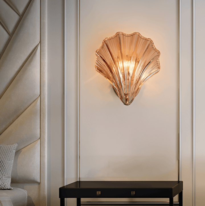 "Minimalistisk vägglampa med snäckskal och tryckknapp, eleganta mässings- och glasdetaljer, diameter 20 cm, höjd 22 cm."