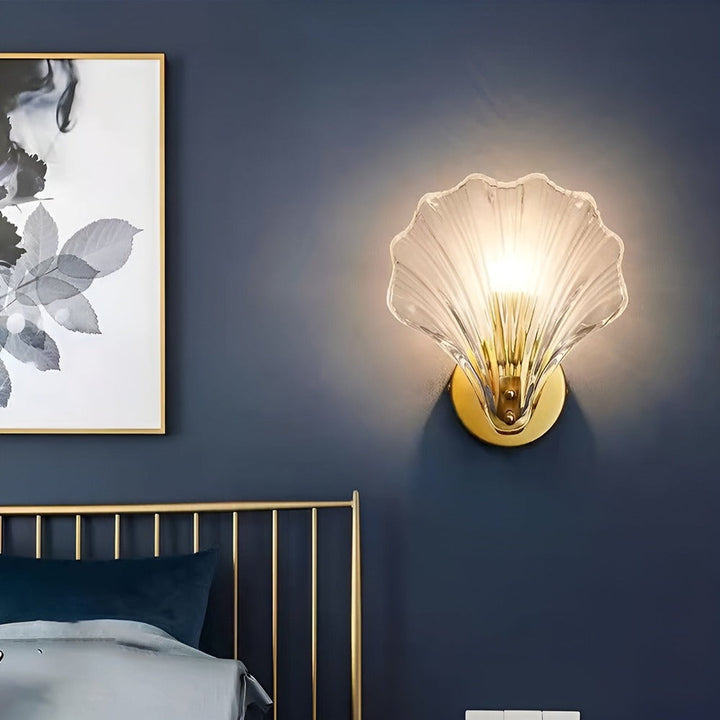 "Minimalistisk vägglampa med snäckskal och tryckknapp, eleganta mässings- och glasdetaljer, diameter 20 cm, höjd 22 cm."