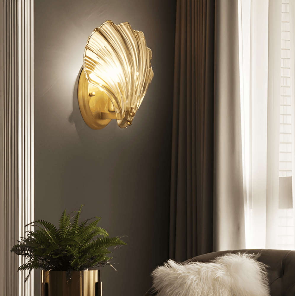 "Minimalistisk vägglampa med snäckskal och tryckknapp, eleganta mässings- och glasdetaljer, diameter 20 cm, höjd 22 cm."