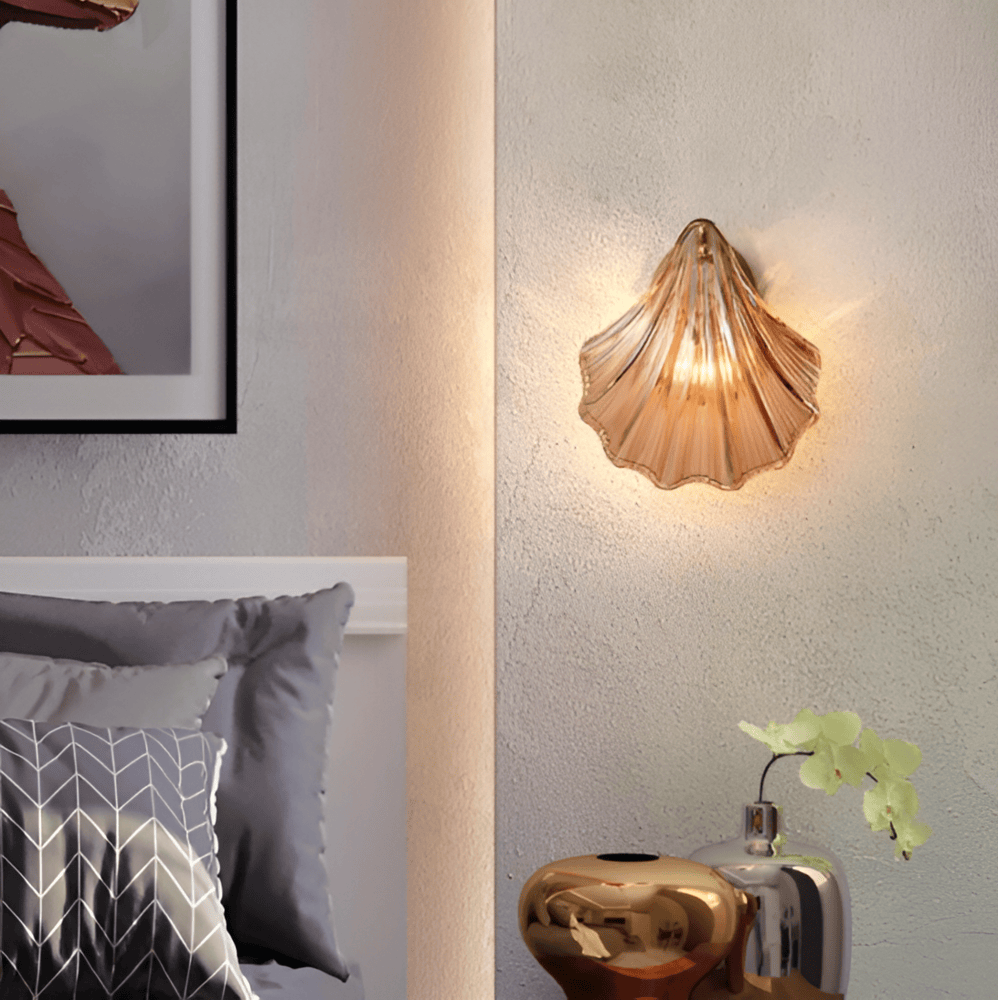 "Minimalistisk vägglampa med snäckskal och tryckknapp, eleganta mässings- och glasdetaljer, diameter 20 cm, höjd 22 cm."