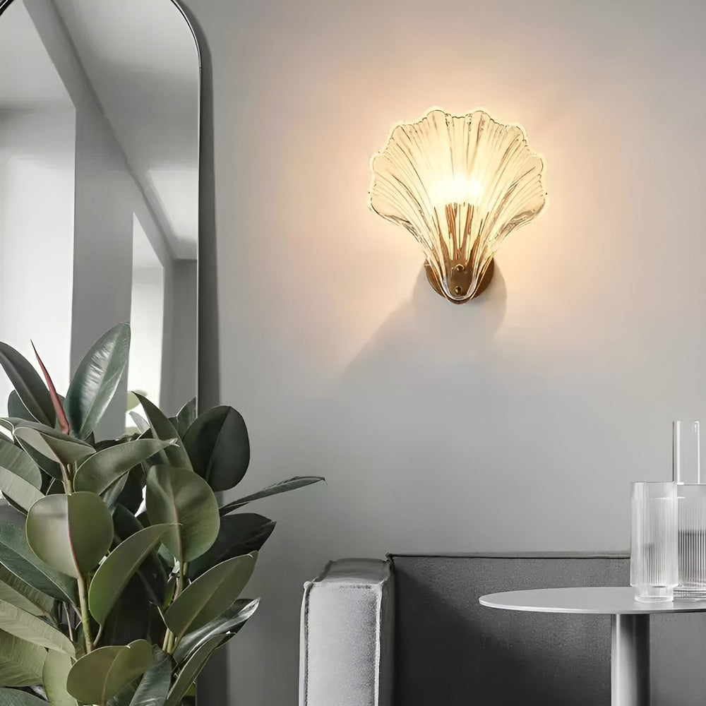 "Minimalistisk vägglampa med snäckskal och tryckknapp, eleganta mässings- och glasdetaljer, diameter 20 cm, höjd 22 cm."