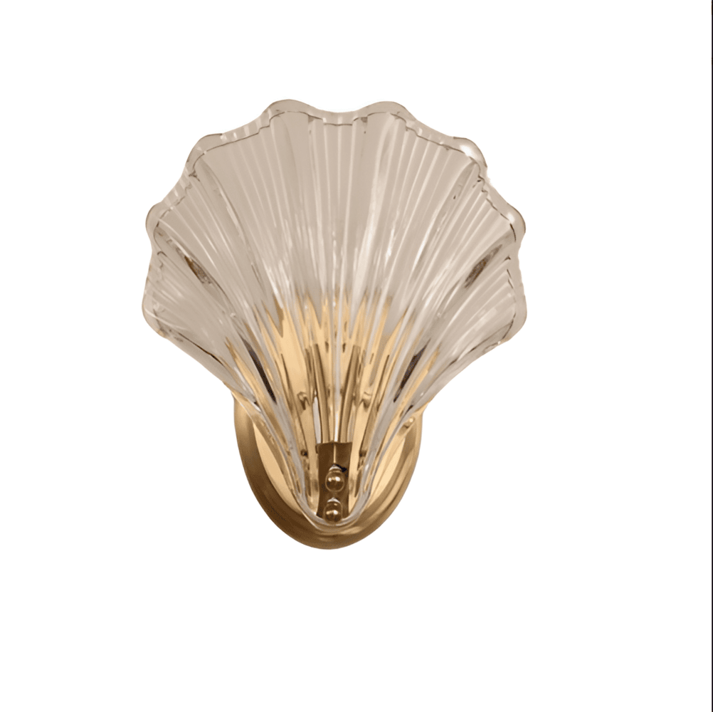 "Minimalistisk vägglampa med snäckskal och tryckknapp, eleganta mässings- och glasdetaljer, diameter 20 cm, höjd 22 cm."