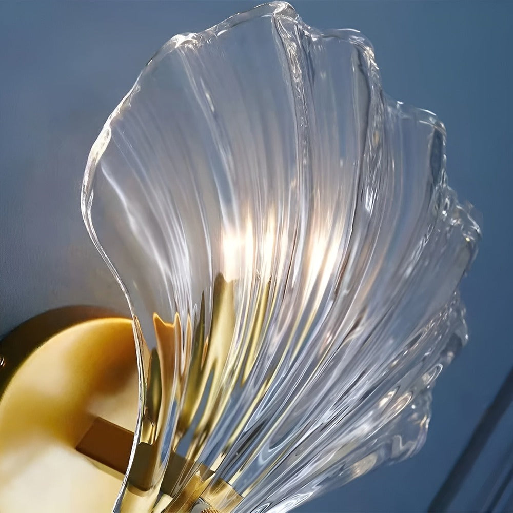 "Minimalistisk vägglampa med snäckskal och tryckknapp, eleganta mässings- och glasdetaljer, diameter 20 cm, höjd 22 cm."