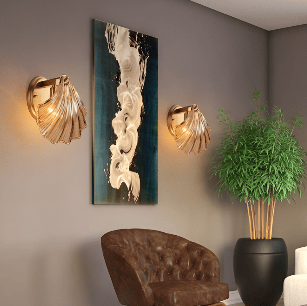 "Minimalistisk vägglampa med snäckskal och tryckknapp, eleganta mässings- och glasdetaljer, diameter 20 cm, höjd 22 cm."