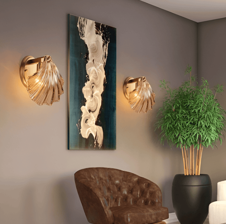 "Minimalistisk vägglampa med snäckskal och tryckknapp, eleganta mässings- och glasdetaljer, diameter 20 cm, höjd 22 cm."