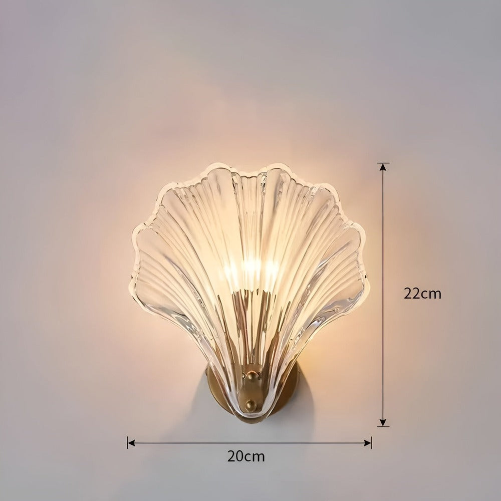 "Minimalistisk vägglampa med snäckskal och tryckknapp, eleganta mässings- och glasdetaljer, diameter 20 cm, höjd 22 cm."